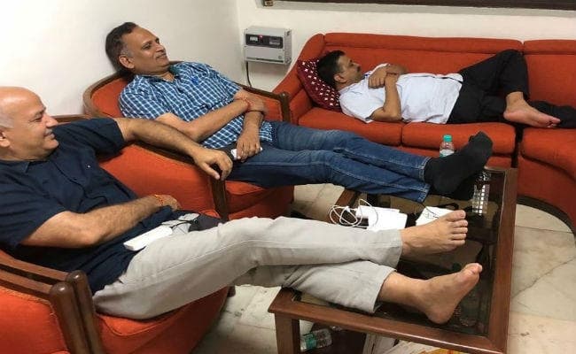 अपनी मांगों के समर्थन में LG कार्यालय में कुछ यूं धरना पर बैठे केजरीवाल और उनके मंत्री