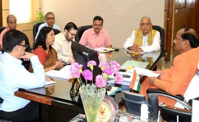 RIMS की समीक्षा बैठक में CM रघुवर के सख्‍त निर्देश- हड़ताल की वजह से मौतें हुई तो नामजद प्राथमिकी