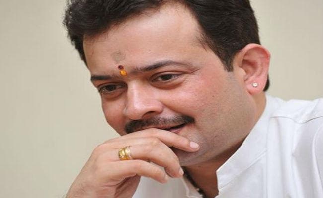 आत्महत्या से पहले भय्यू महाराज ने लिखा, ''भारी तनाव से तंग आ चुका हूं''
