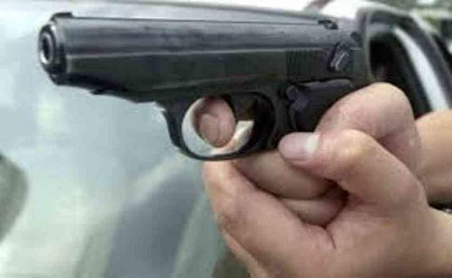 ग्रेटर नोएडा में मुठभेड़ के बाद दिल्ली पुलिस ने 1 लाख के इनामी बदमाश को धर दबोचा