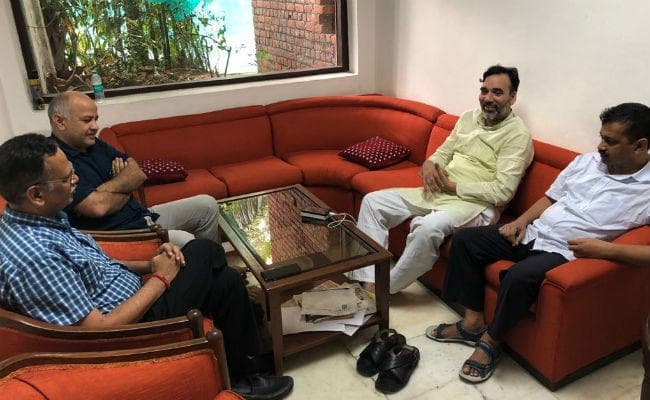 जैन के बाद अब सिसोदिया भी एलजी के दफ्तर में भूख हड़ताल पर  बैठे