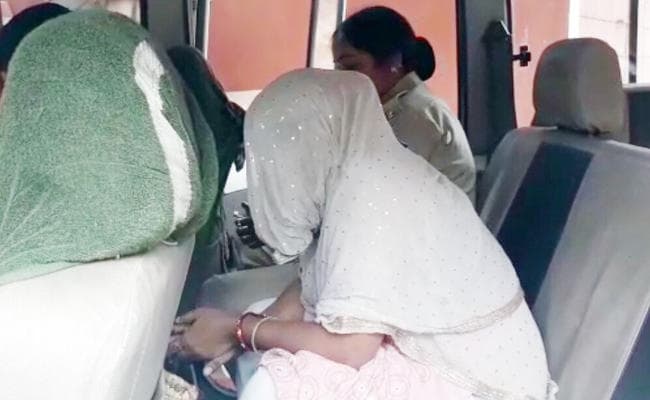 1.66 लाख रुपये और ब्राउन शुगर के साथ BJP नेता की पत्नी गिरफ्तार