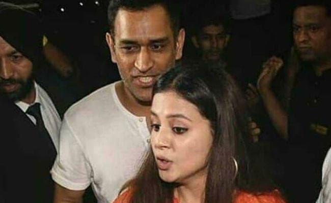 VIDEO: पत्नी साक्षी के संग ''''सल्लू भाई'''' की रेस-3 देखने पहुंचे धौनी, देखें वीडियो