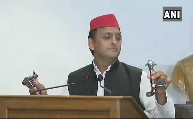 उत्तरप्रदेश टोटी पॉलिटिक्स में उलझा, अखिलेश यादव व योगी सरकार आमने-सामने