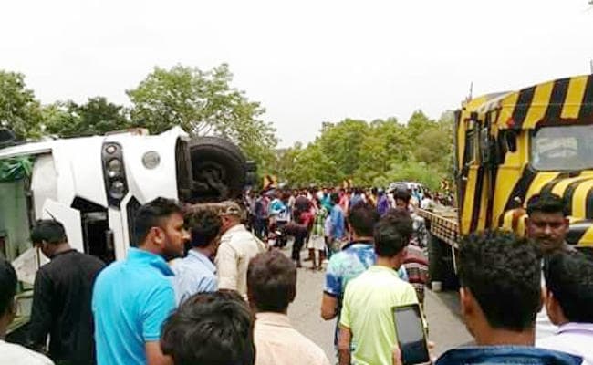 Jharkhand : बाइक को कुचलने के बाद पतरातू में पलटी रांची से भुरकुंडा जा रही बस, चार की मौत