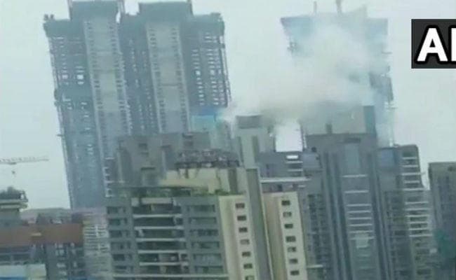 मुंबई के वर्ली इलाके में 25 मंजिला इमारत के टॉप फ्लोर में लगी भीषण आग