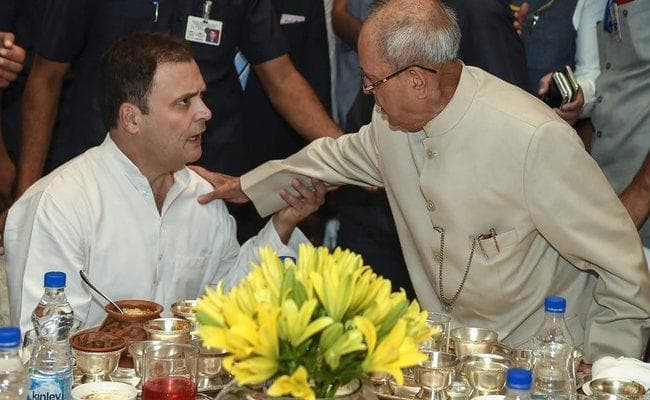 राहुल गांधी की इफ्तार में लगा विपक्षी नेताओं का जमघट, प्रणब दा भी पहुंचे