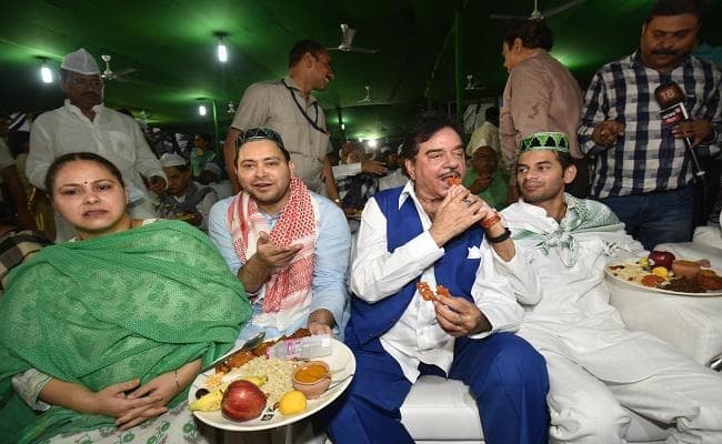 RJD की इफ्तार पार्टी में शामिल हुए भाजपा के ''शत्रु'', मीसा भारती ने दिया ये खास ऑफर