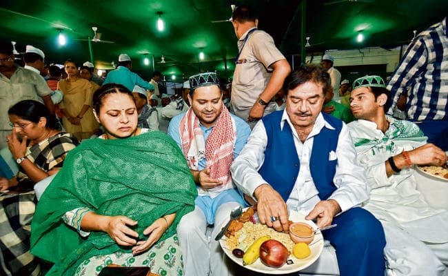 पटना : राजद की इफ्तार पार्टी में शामिल हुए भाजपा के ''शत्रु'' मीसा भारती ने दिया टिकट का खुला ऑफर