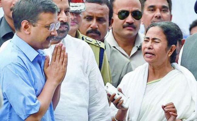 धरना दे रहे अरविंद केजरीवाल को अब मिला ममता बनर्जी का समर्थन