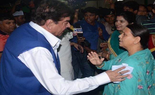 RJD की इफ्तार में शामिल हुए भाजपा के ''शत्रु'' ने ट्विटर पर शेयर की तस्वीरें, एक बार फिर निशाने पर रहे PM