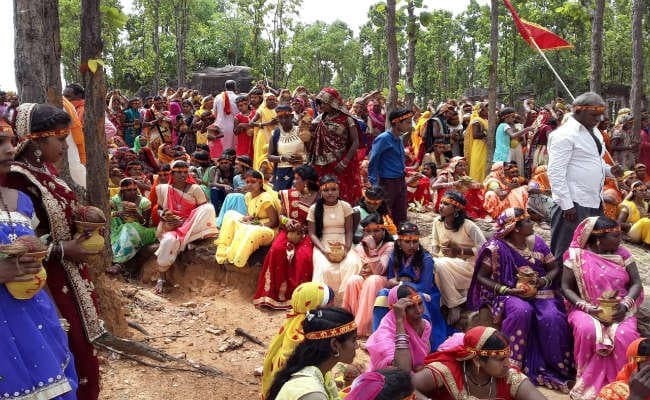 1100 कलश यात्रा के साथ टाटीझरिया में नौ दिवसीय शतचंडी सह हनुमंत प्राण-प्रतिष्ठा अनुष्ठान प्रारंभ