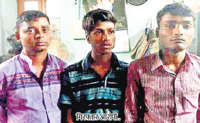 कोलकाता : व्हाट्सऐप में ग्रुप बनाकर साझा करते थे अश्लील तस्वीरें, ग्रुप एडमिन समेत तीन गिरफ्तार कोलकाता : व्हाट्सऐप में ग्रुप बनाकर साझा करते थे अश्लील तस्वीरें, ग्रुप एडमिन समेत तीन गिरफ्तार