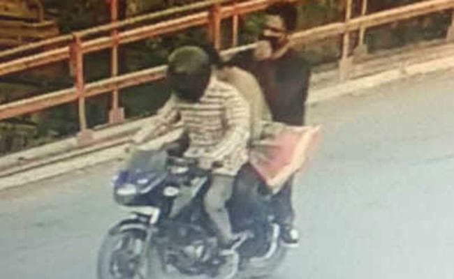 जम्मू-कश्मीर : पत्रकार की हत्या, ये हैं संदिग्धों की तस्वीरें