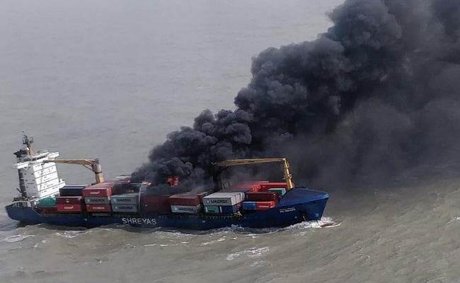 IN PICS : बंगाल की खाड़ी में कंटेनर पोत में आग, 22 लोगों को सुरक्षित बचाया गया