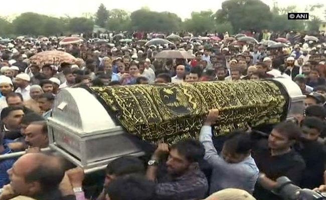 ‘राइजिंग कश्मीर’ के संपादक शुजात बुखारी सुपुर्दे खाक, हजारों लोगों ने नम आंखों से दी विदाई
