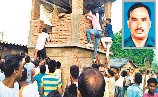 सैप जवान ने की साथी की गोली मार हत्या, ग्रामीणों ने बेस कैंप को फूंका, भीड़ नियंत्रित करने के लिए पुलिस ने की हवाई फायरिंग