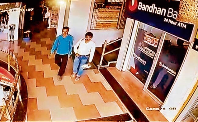 मेदिनीनगर में बाइक सवार दो अपराधियों ने आइसीआइसीआइ बैंक के 54 लाख लूटे