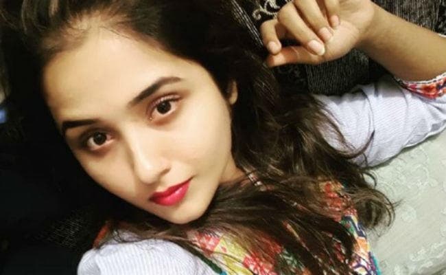 भोजपुरी एक्ट्रेस काजल को किस्सी के बदले मिला किस, देखें वीडियो