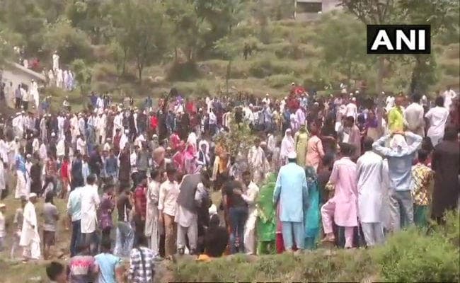 VIDEO: जैसे ही उठा शहीद औरंगजेब का जनाजा, चीख से गूंज उठी घाटी, रुक नहीं रहे थे आंसू