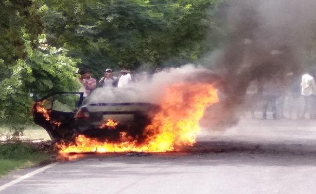 बिहार : पुलिस के पीछा करने दौरान शराब लदी कार में लगी आग, तस्कर फरार, देखें...VIDEO