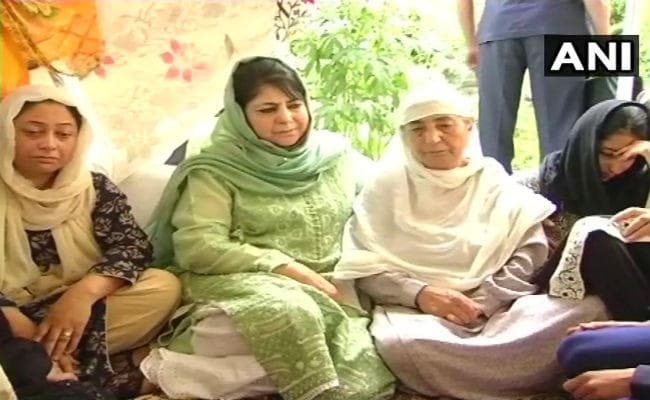 पत्रकार शुजात बुखारी को श्रद्धांजलि देने उनके पैतृक घर पहुंचीं CM महबूबा मुफ्ती