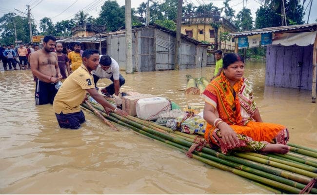 पूर्वोत्तर में बाढ़ से उफनती नदियों ने ली 17 लोगों की जान, असम में भूस्खलन से हाल-बदहाल