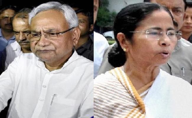 नीतीश, ममता ने एम्स जाकर वाजपेयी के स्वास्थ्य की जानकारी ली