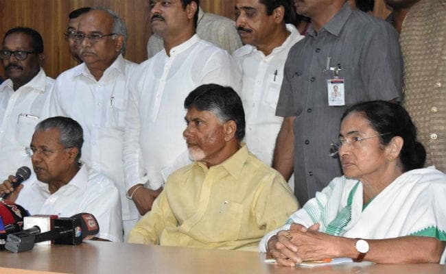 ममता सहित चार गैर भाईपाई मुख्‍यमंत्री पहुंचे केजरीवाल आवास, कहा- दिल्‍ली में संवैधानिक संकट