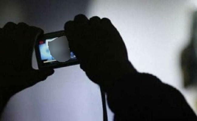 ट्रेन में सो रही महिला का वीडियो बना रहा था सीआरपीएफ का जवान, उसके बाद...