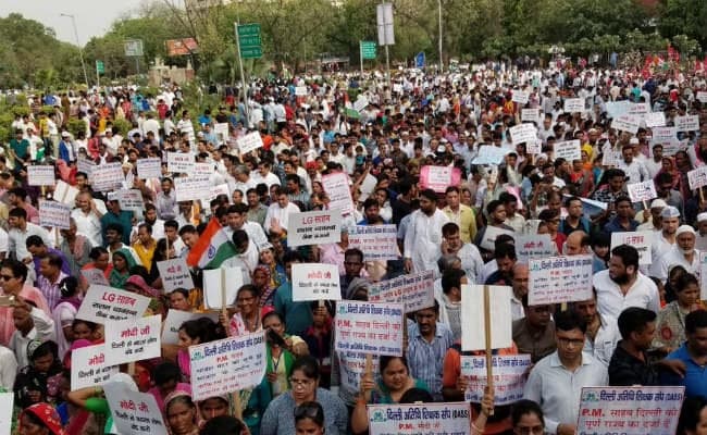 ''आप'' का प्रधानमंत्री आवास घेराव, पुलिस ने कार्यकर्त्ताओं को संसद मार्ग पर रोका, सुरक्षा चाक-चौबंद