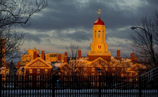 हार्वर्ड विश्वविद्यालय के दाखिलों में नस्लभेद का आरोप, मुकदमा दायर