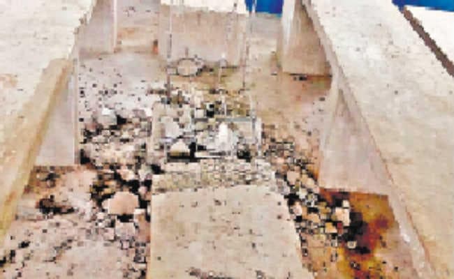 स्कूल के डाइनिंग रूम में तोड़फोड़