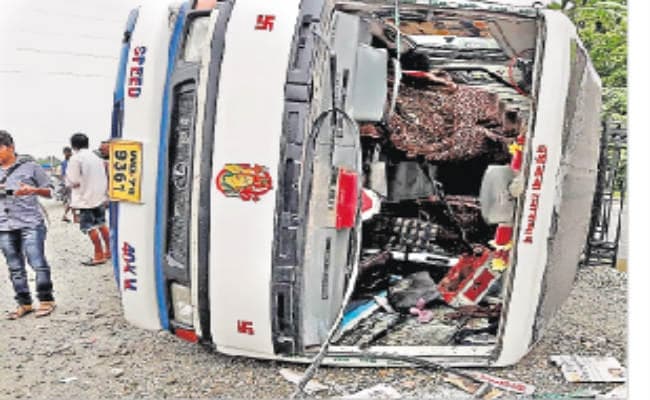 बस पलटने से 11 यात्री घायल
