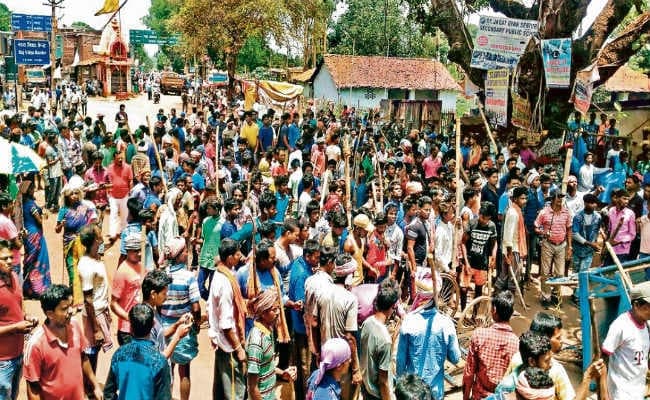 इटकी में लूटपाट का आरोप लगा नौ लोगों को पीटा, बेड़ो थाना घेरने पहुंचे लोगों पर लाठीचार्ज, फायरिंग