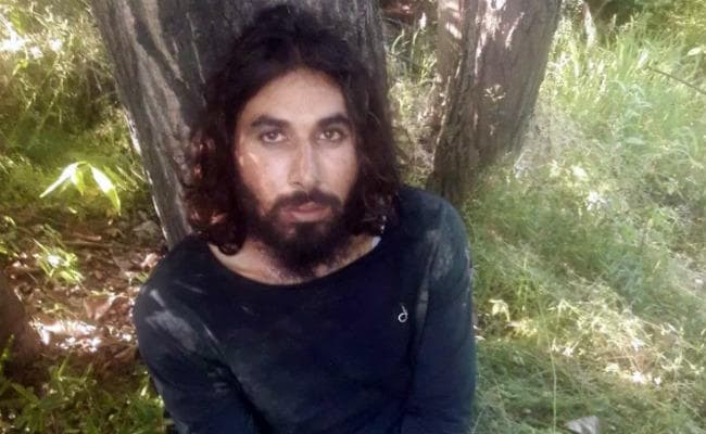 सेना प्रमुख बिपिन रावत ने शहीद औरंगजेब के परिजनों से की घर जाकर की भेंट