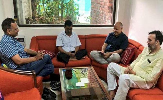 केजरीवाल के लिए उद्धव ठाकरे का उमड़ा प्रेम, फोन पर की बात, पवन वर्मा बोले - सुलझे मामला
