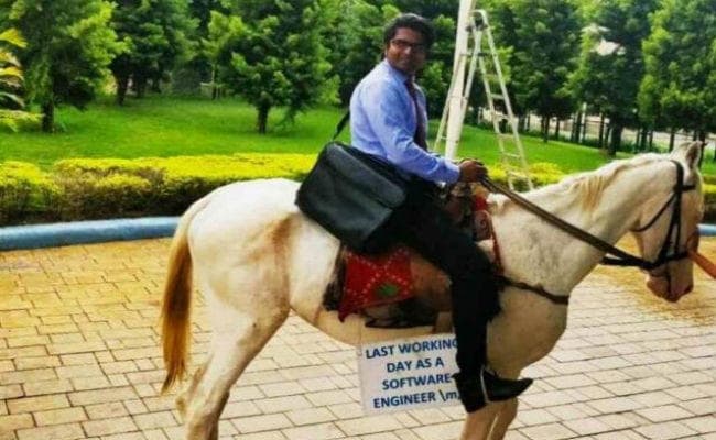 Viral Pics: ट्रैफिक और ऑफिस से हताश इंजीनियर घोड़े पर सवार होकर पहुंचा इस्तीफा देने...!