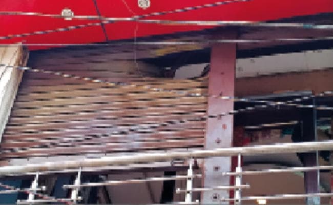 गया: बदमाशों ने मचाया तांडव, बंद कपड़ा दुकान पर की बमबाजी