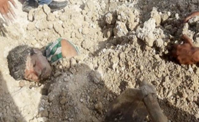 मजदूर मिट्टी के ढ़ेर में हुआ दफन, कुत्ते नोच रहे थे हाथ, 8 घंटे बाद जिंदा निकाला गया