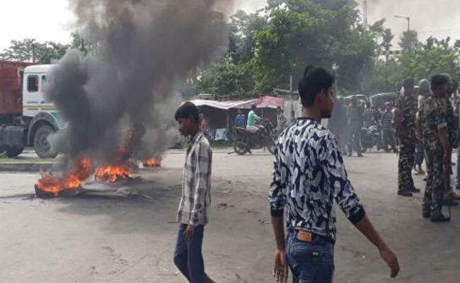 किशनगंज : धर्मस्‍थल में तोड़फोड़ से तनाव, सड़क पर उतरे लोग