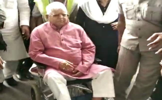 लालू प्रसाद इलाज के लिए मुंबई रवाना, बेटी मीसा और बेटा तेजप्रताप भी साथ में