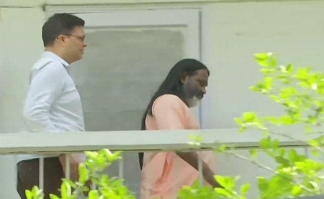 शिष्या के साथ रेप मामले में स्वयंभू बाबा दाती महाराज ने किया सरेंडर