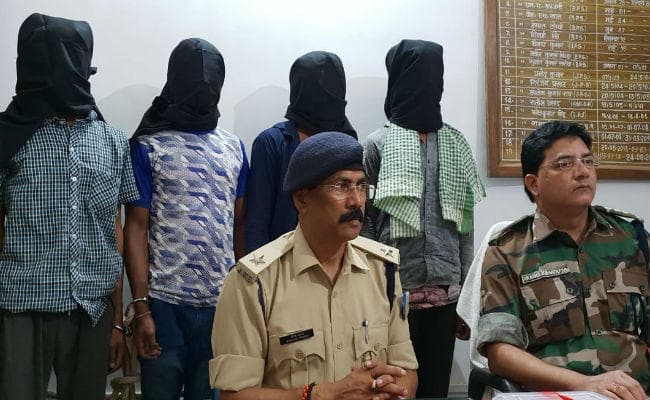 लोहरदगा : ठेकेदार से रंगदारी वसूलने आये चार लोग हथियार के साथ गिरफ्तार