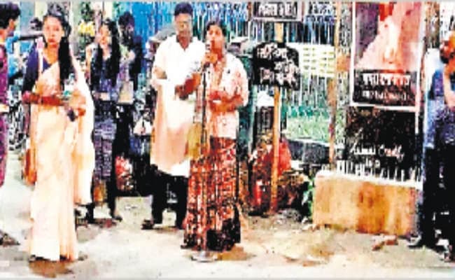 जानवरों पर अत्याचार : स्वान पर गर्म पीच डाल कर चलायी गयी रोलर