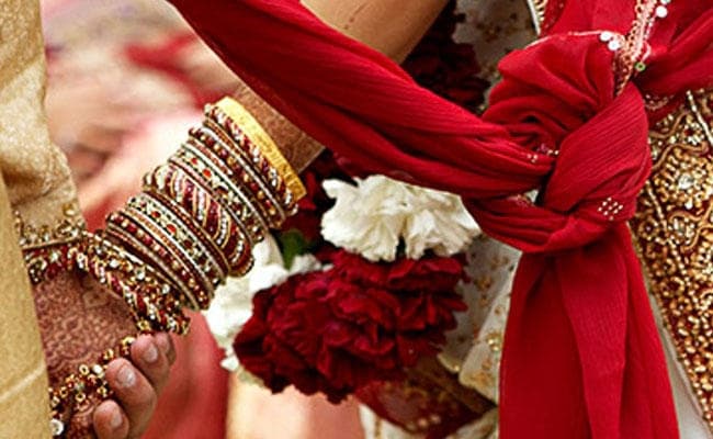 लड़की को घरवालों ने कर लिया था कैद, थाने में रचायी शादी