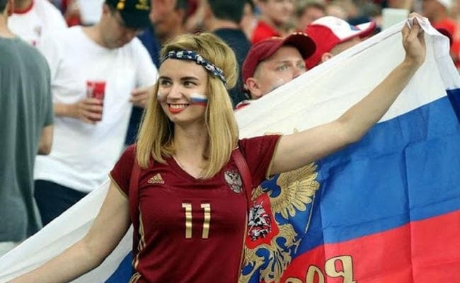 फुटबॉल मैच के बहाने पहुंचे विदेशी प्रशंसक शादी कर बसना चाहते हैं रूस में