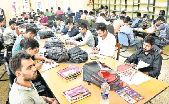 किताबों के इस संसार में ज्ञान का भंडार