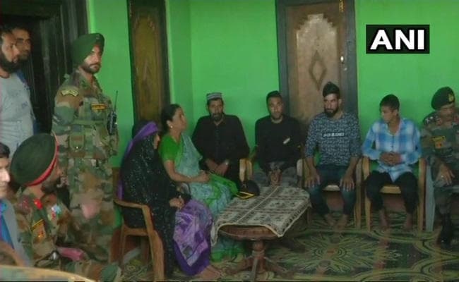 रक्षा मंत्री निर्मला सीतारमण ने शहीद औरंगजेब के परिवार से की मुलाकात