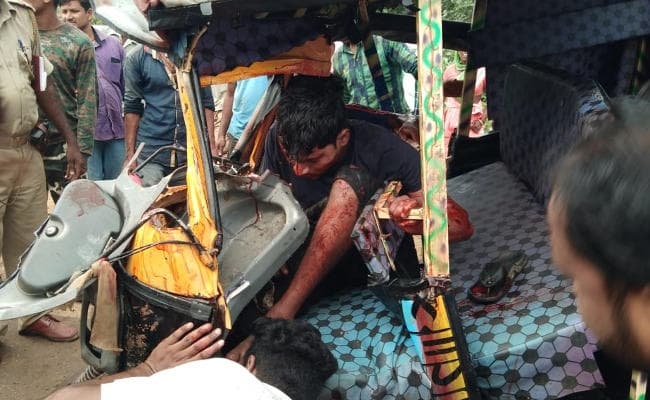 गुमला में ट्रक-ऑटो की सीधी टक्कर, तीन की मौत, 6 घायल, ऐसा था दृश्य